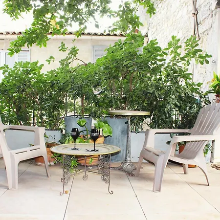 Agreable T2 A 5 Min Du Palais Des Papes Avec Wifi Terrasse Partagee