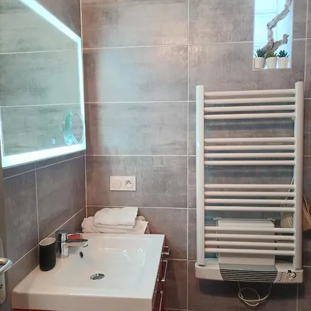 Agreable T2 A 5 Min Du Palais Des Papes Avec Wifi Terrasse Partagee Avignon