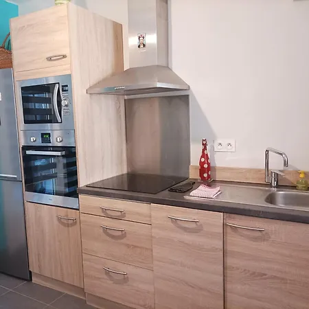 Agreable T2 A 5 Min Du Palais Des Papes Avec Wifi Terrasse Partagee Apartment
